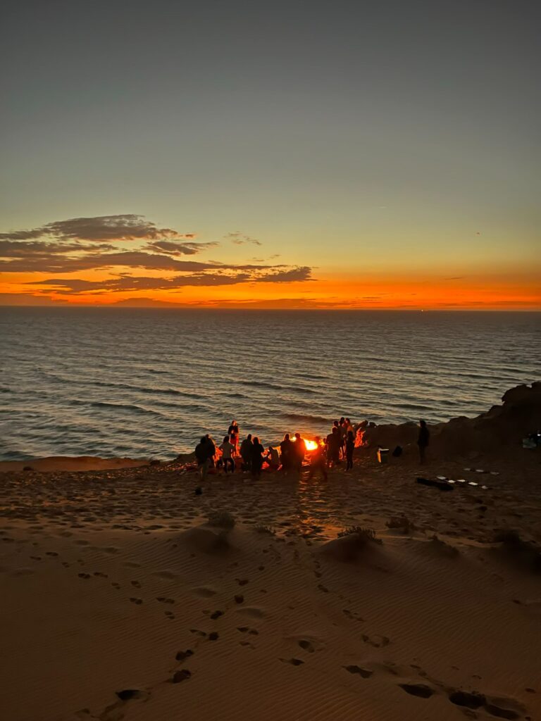 Lagerfeuer bei Sonnenuntergang im Dezember in Marokko.