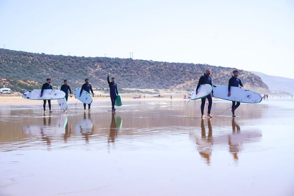 Surfer am Strand – Surfen Marokko Dezember.